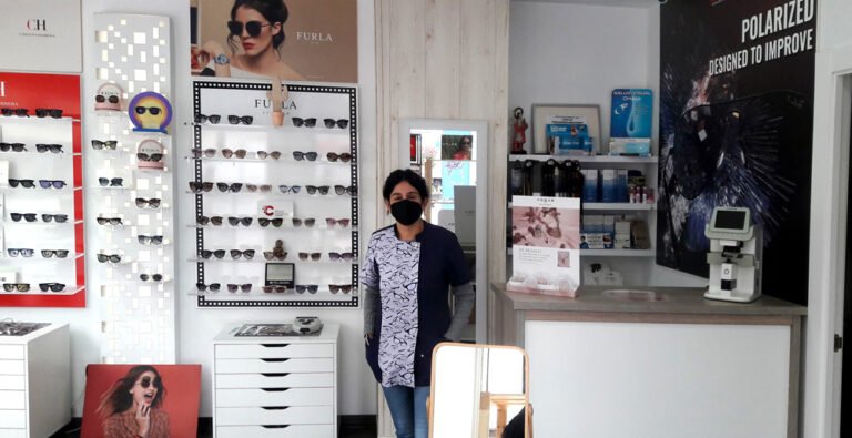 Marga da la bienvenida en su óptica de Atarfe, Granada